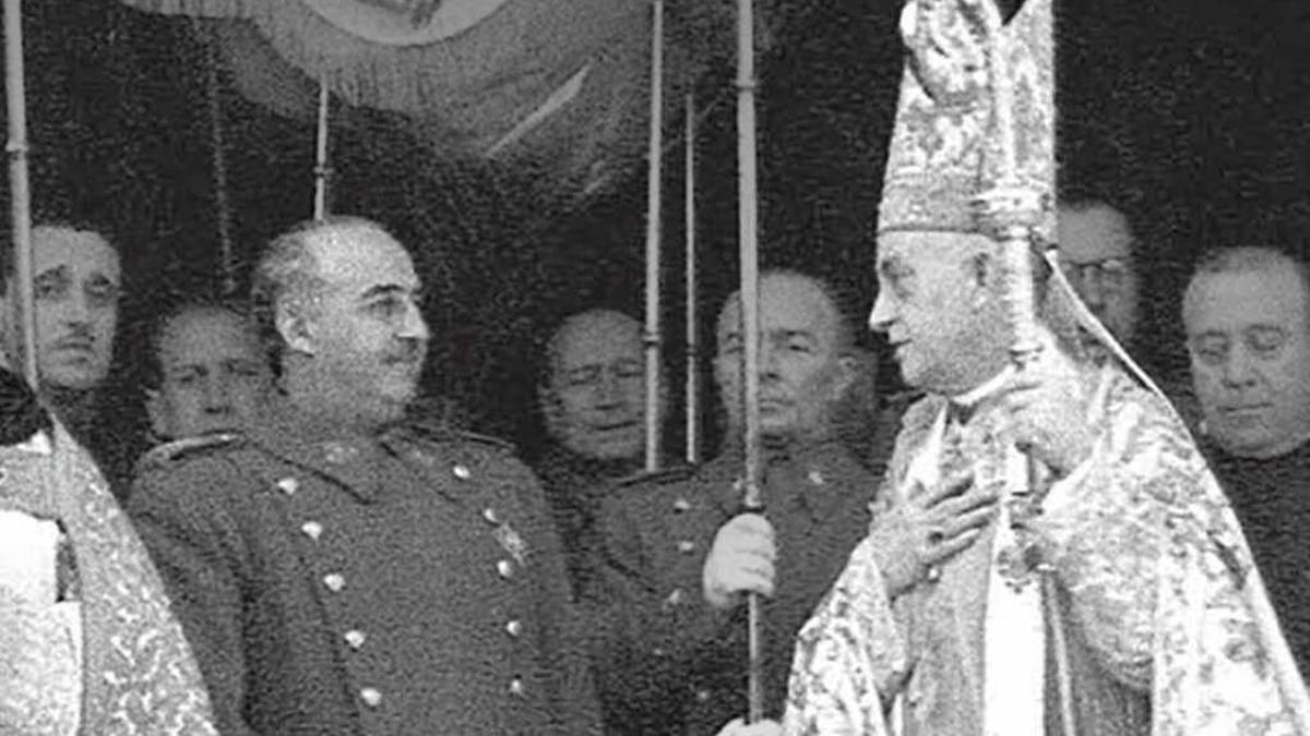 Julian Chaves presenta 'El águila y la sotana'.