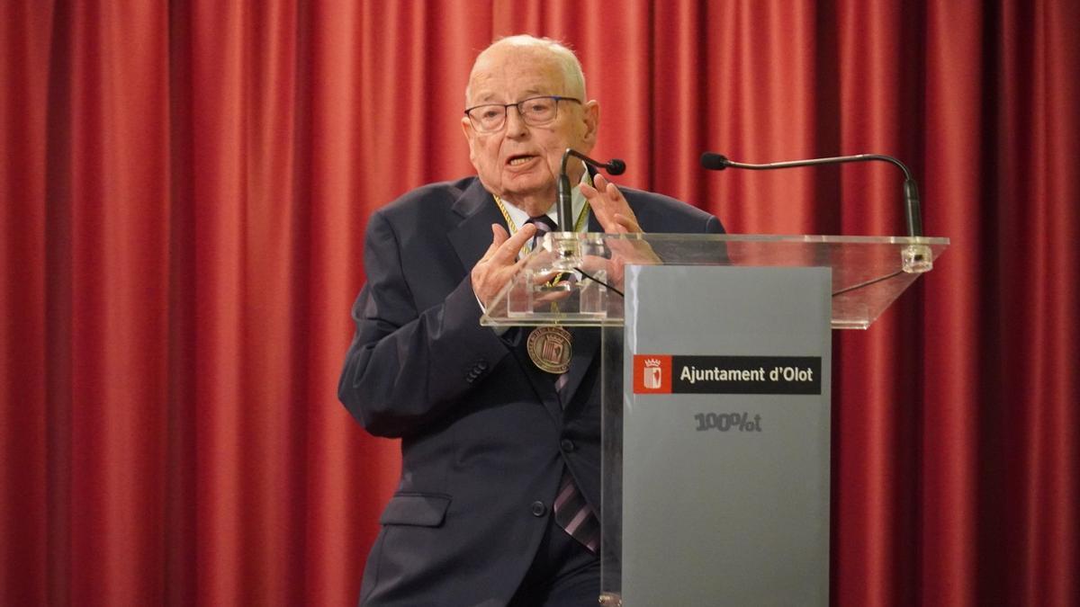 Mossèn Salvador Batalla i Gardella després de rebre la Medalla de la Ciutat d'Olot
