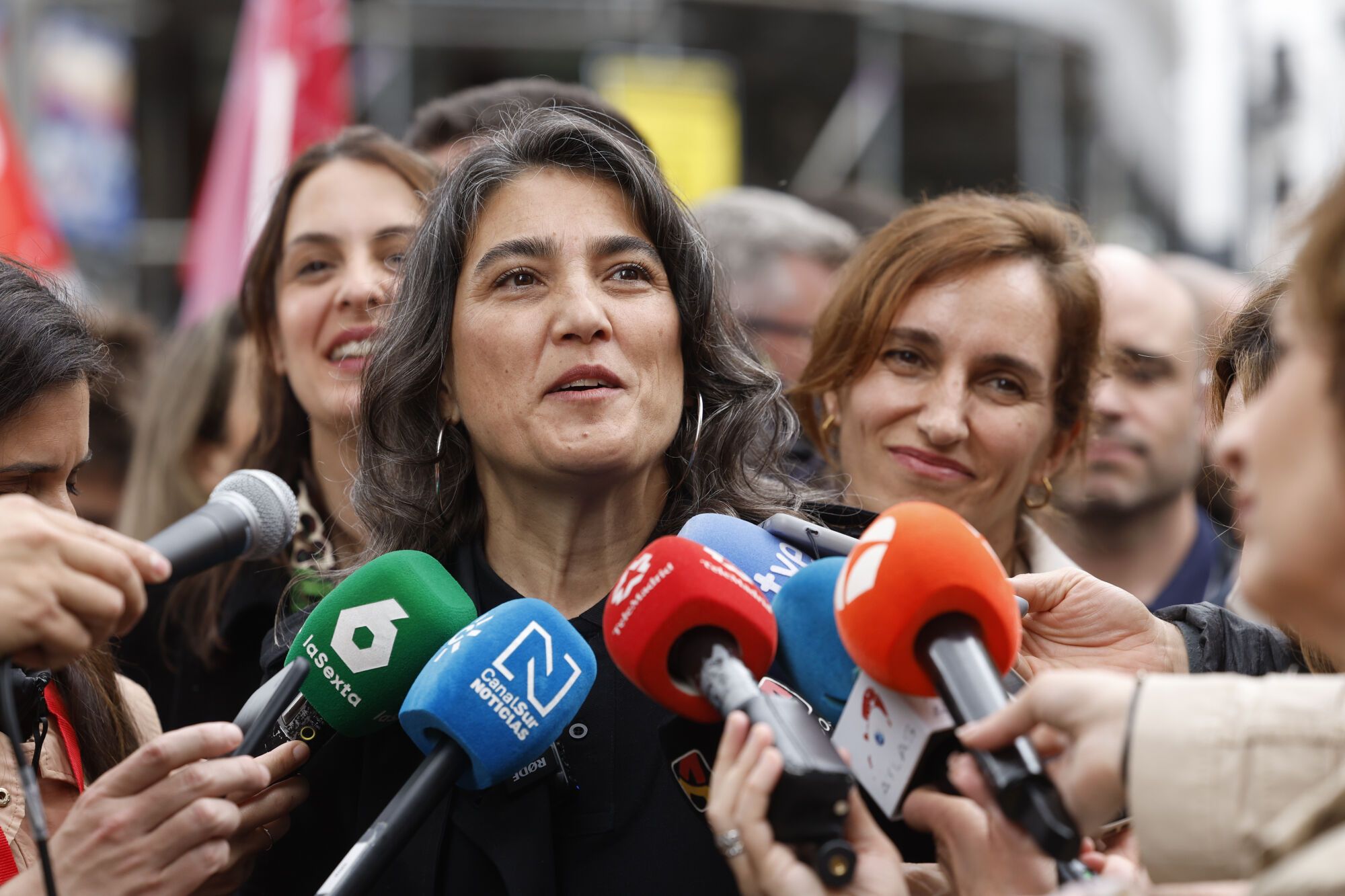 MADRID, 01/05/2025.-  La portavoz de Más Madrid en la Asamblea regional, Manuela Bergerot (c), conversa con los periodistas antes del inicio de la manifestación del Primero de Mayo en Madrid, que este año lleva por lema "Proteger lo conquistado, ganar futuro". Le acompañan, la ministra de Sanidad, Mónica García (d), y a portavoz de Más Madrid en el Ayuntamiento, Rita Maestre. EFE/ Juan Carlos Hidalgo