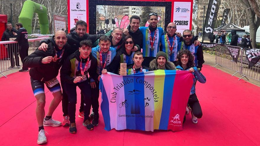 El grupo del Triatlón Compostela que viajó a Banyoles para el Campeonato de España de Duatlón.