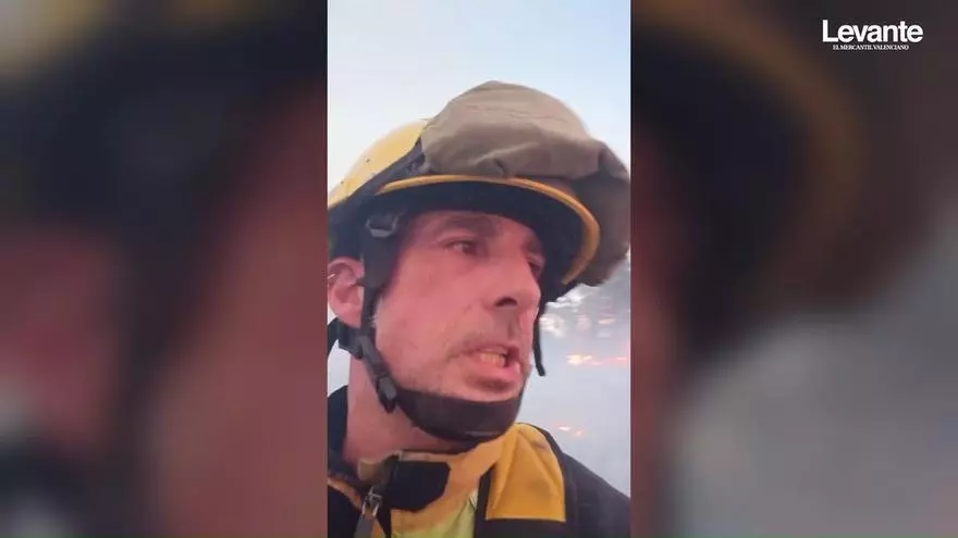 La indignación de un bombero durante los incendios de Castellón: “No puedo, estoy yo solo, somos gente insuficiente y como podéis ver el incendio se nos está escapando”