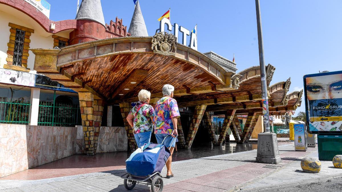 Turistas pasean por el Sur de Gran Canaria pocos días después de decretarse el estado de alarma