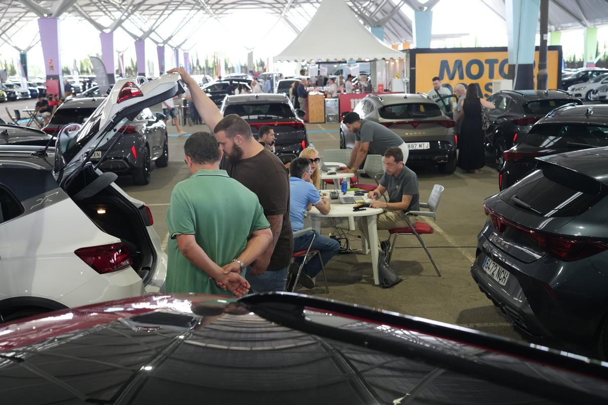 Galería: Los clientes observan los coches de Motorocasión.