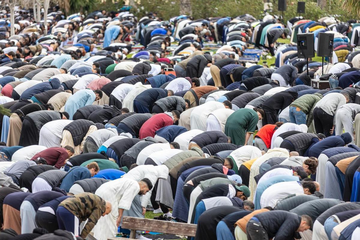 Miembros de la comunidad musulmana de Alicante celebran el fin del Ramadán en el Parque Lo Morant con un rezo multitudinario.