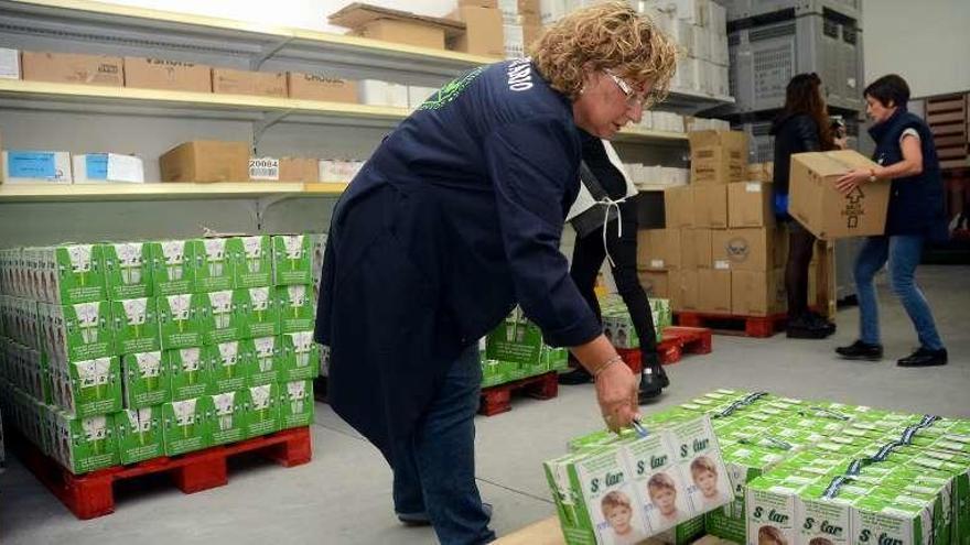 Voluntarias organizan alimentos en el almacén pontevedrés. // R.V.