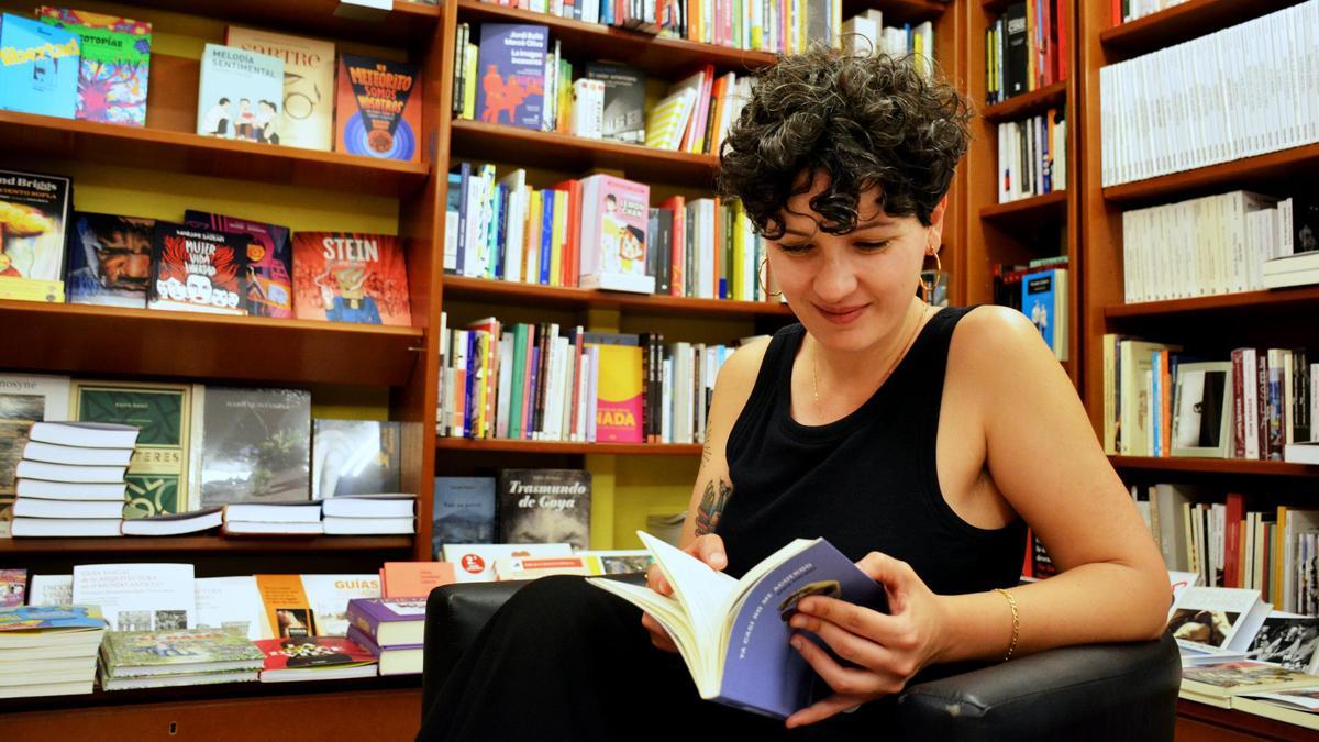 La escritora Clara Morales con ‘Ya casi no me acuerdo’ en la librería Cálamo de Zaragoza.