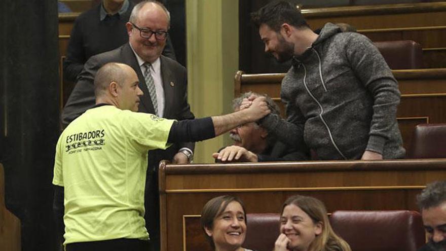 Antolín Goya saluda a Rufián durante el pleno del Congreso que derogó el decreto de liberalización de la estiba