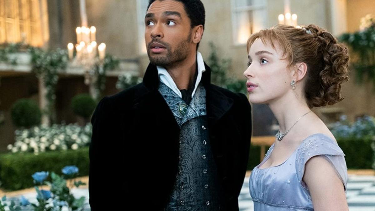 Regé-Jean Page y Phoebe Dynevor en 'Los Bridgerton'