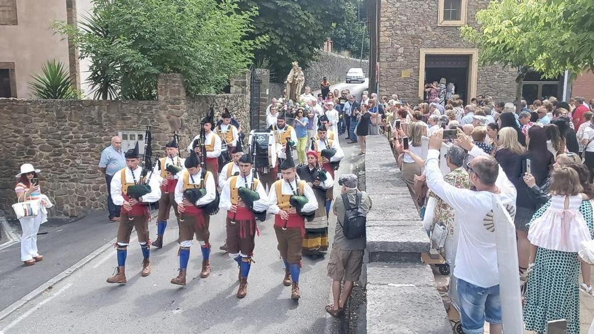 Una reciente procesión del Carmen de La Villa, una de las citas religiosas más concurridas de Mieres.
