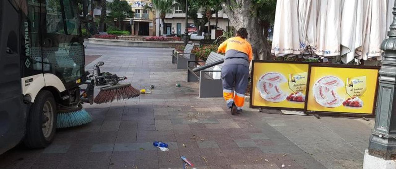 Una trabajadora del servicio de limpieza, en la plaza Mayor, en una foto de archivo. | LEVANTE-EMV