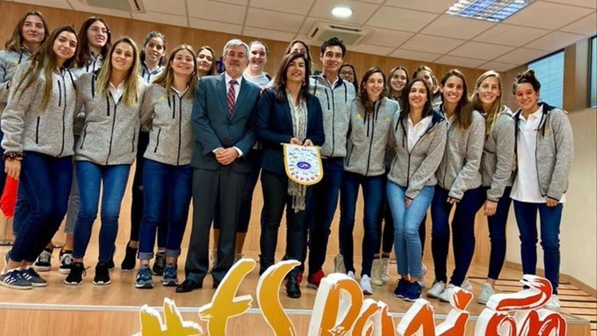 La selección femenina de waterpolo junto a Maria José Rienda, en la visita al CSD