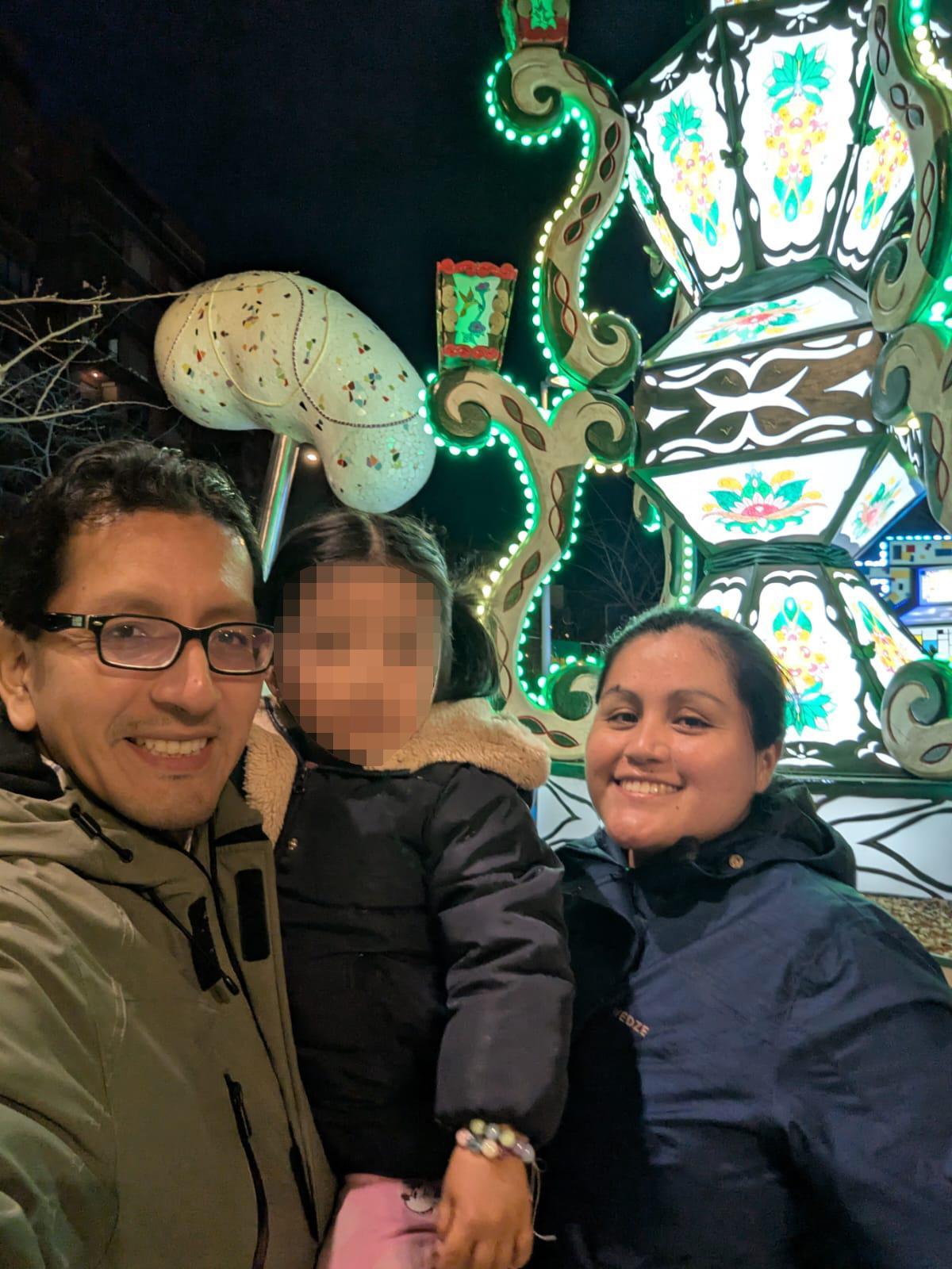 La familia, durante la visita a una gaiata estas fiestas de la Magdalena.