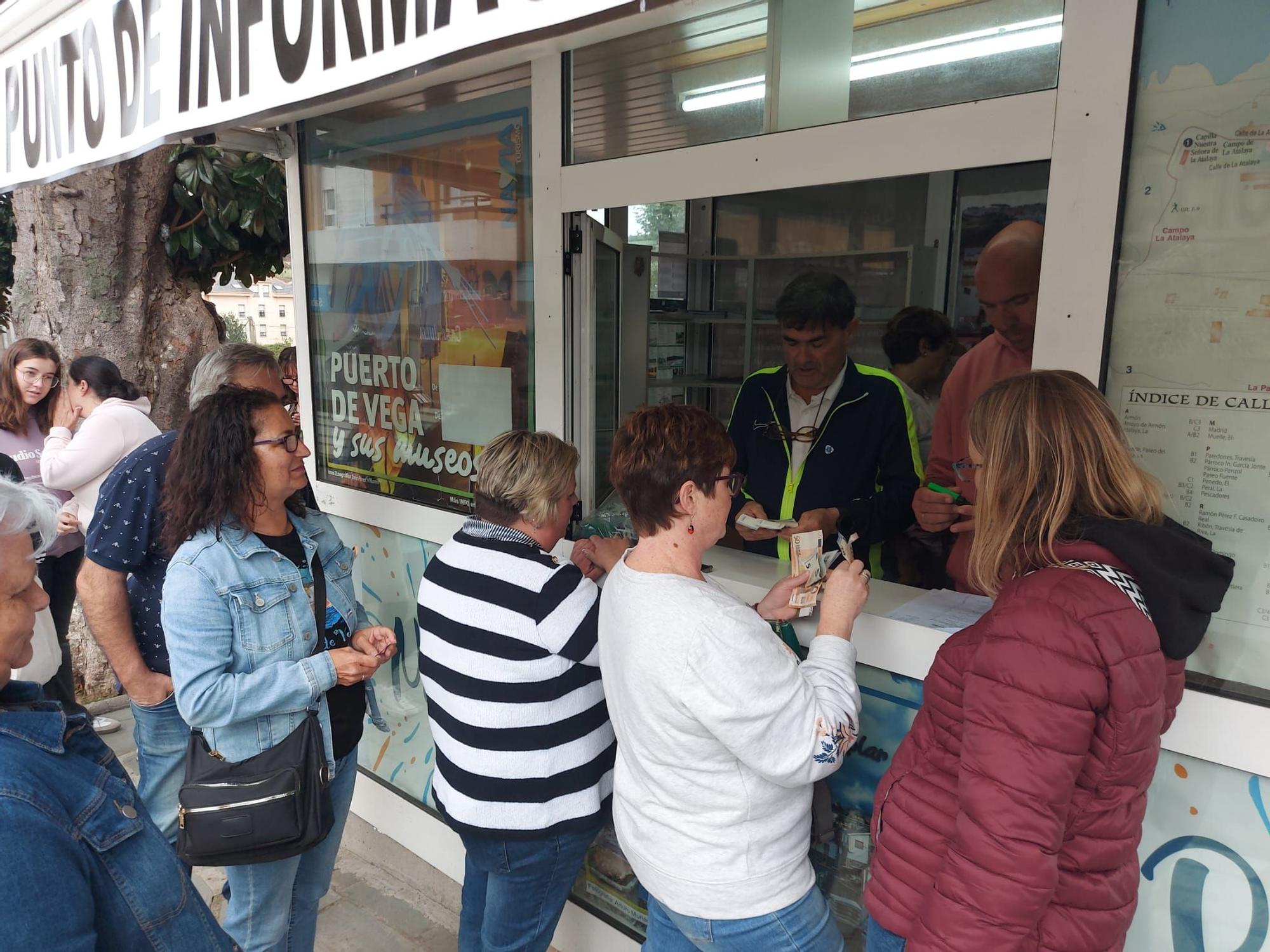 En imágenes: Colas en Puerto de Vega para conseguir una entrada para el partido de la Copa del Rey