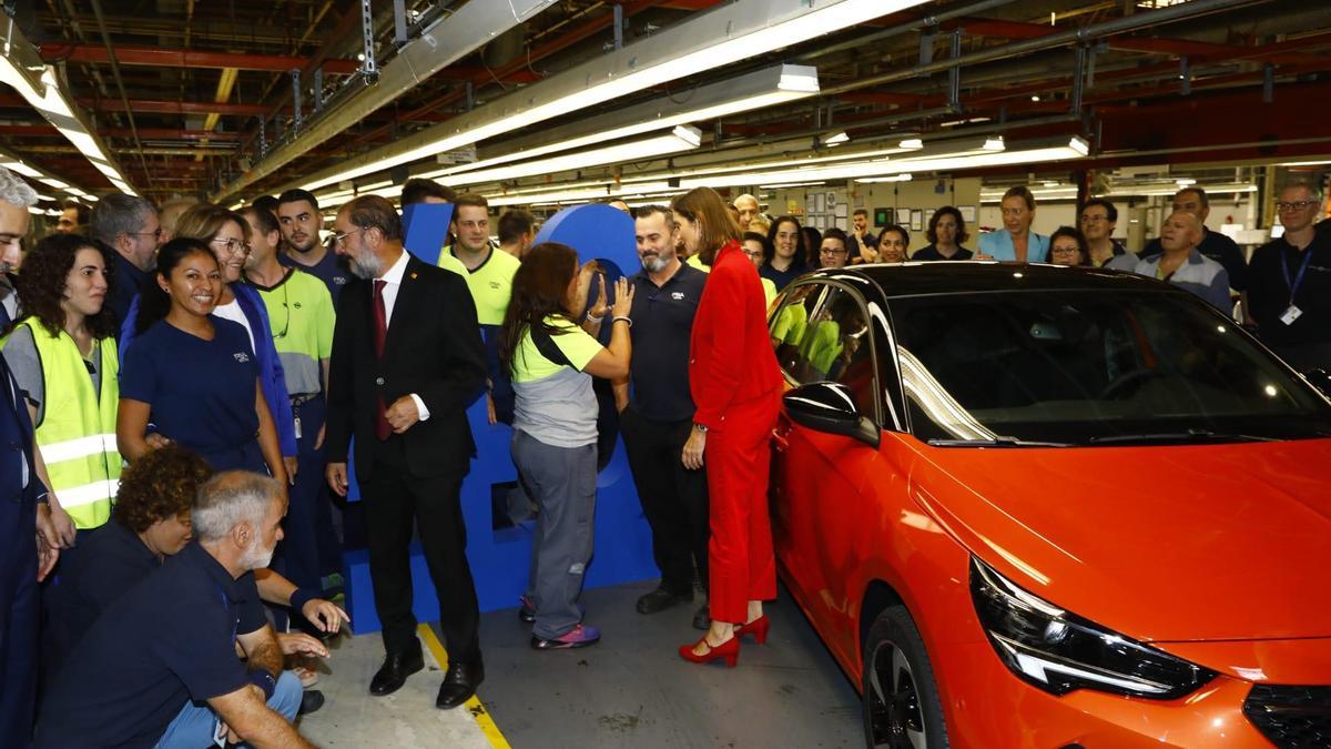 La ministra Maroto visita la fábrica de Stellantis en Zaragoza