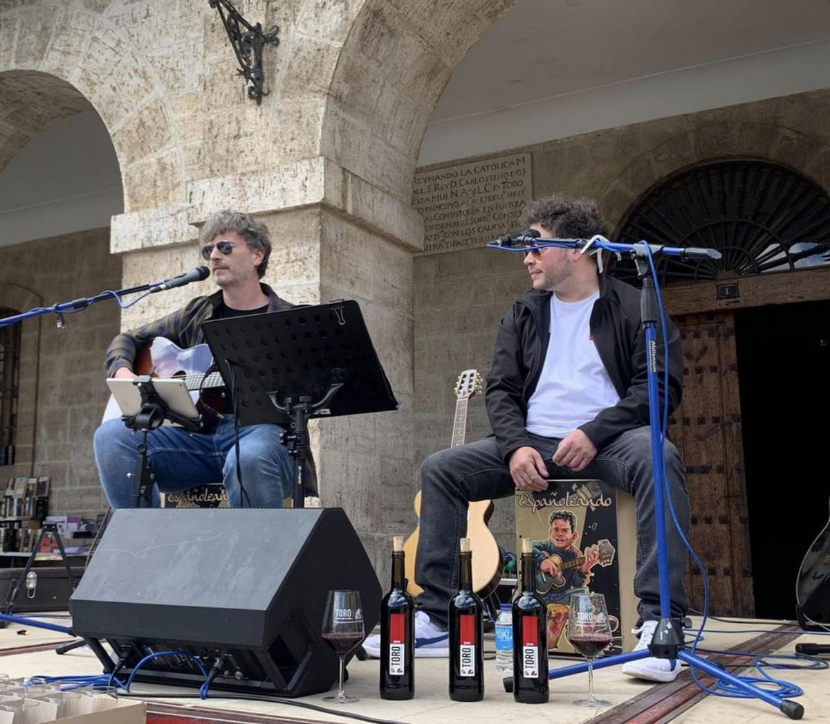 El dúo musical «Españoleando» durante la celebración. | DO Toro