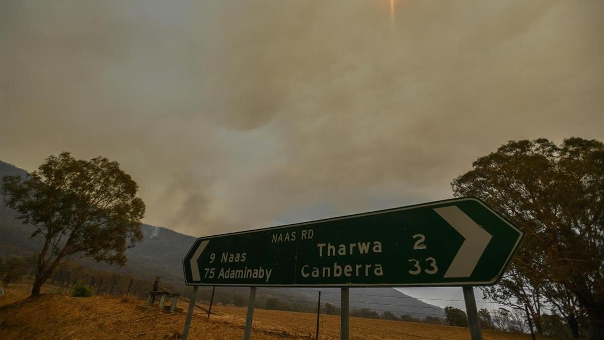 Incendio forestal cerca de la población de Tharwa, a 30 kilómetros de Canberra.