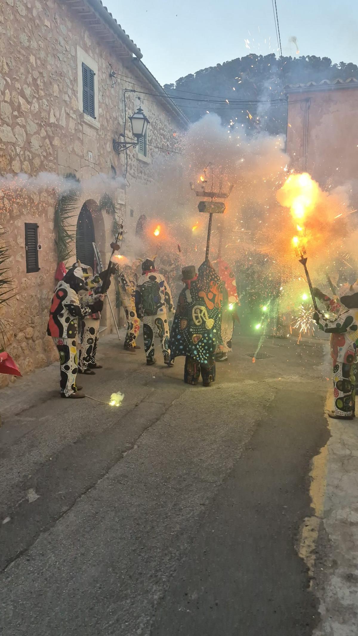 Las imágenes del 'correfoc' de 'Els tretze de na Pola' de Alaró
