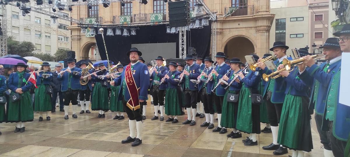 La banda austríaca desafía a la lluvia en la plaza Mayor