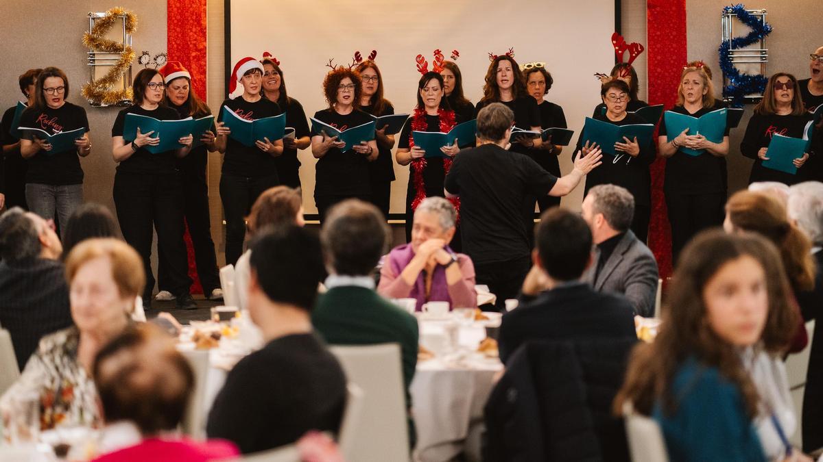El coro cantó varios villancicos en la fiesta.