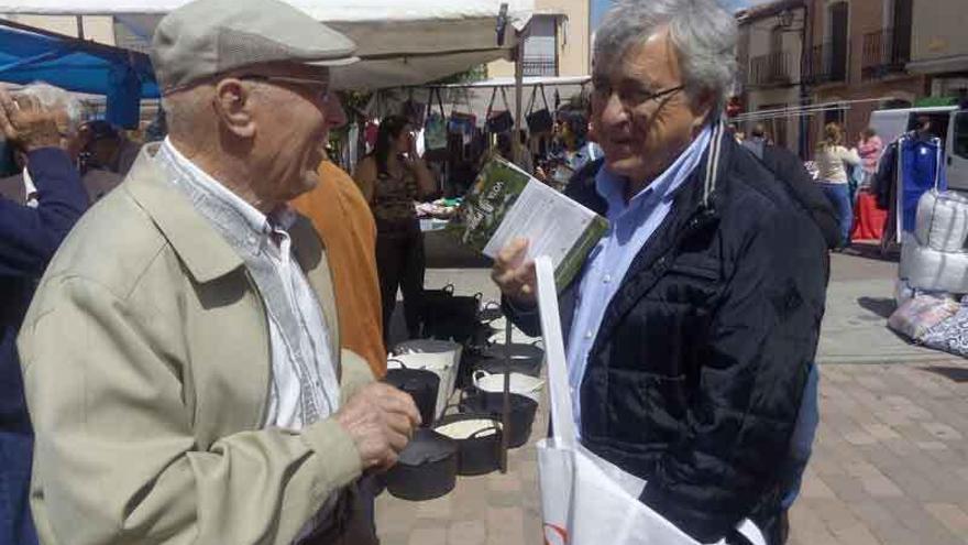 El candidato al Congreso del PSOE por Zamora, José Fernández, ayer en el mercadillo de Fuentesaúco.