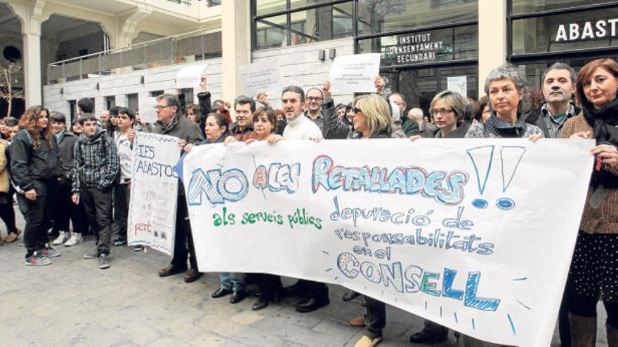 Profesores y alumnos del instituto Abastos de Valencia se concentraron ayer ante su centro para protestar por los recortes.