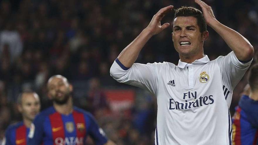 Ronaldo lamenta una ocasión fallada durante el partido de ayer en el Camp Nou. // Efe