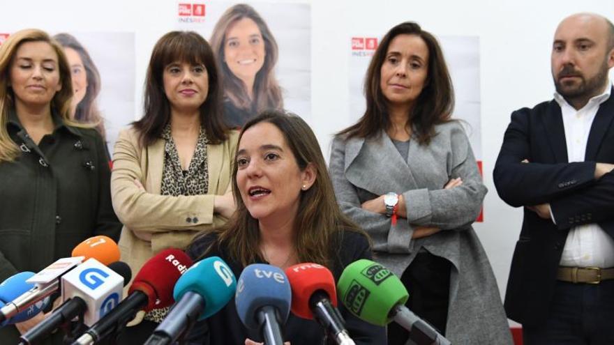 Inés Rey, acompañada por miembros de su candidatura, tras conocer los resultados electorales.