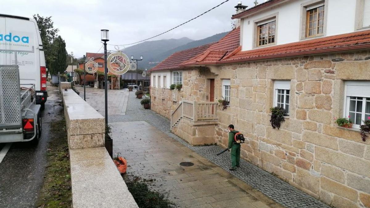 Trabajos de limpieza de calles en el Concello de Mos.   | // D.P.