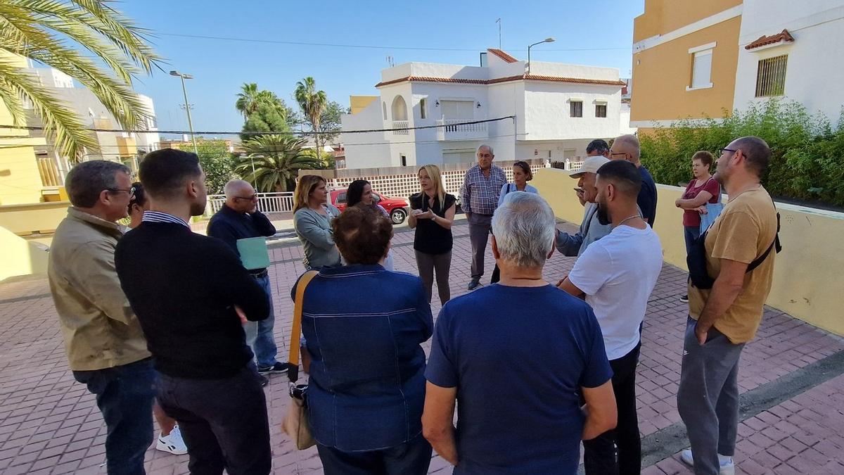 La concejala Esther Martín, junto a vecinos de Las Mesas.