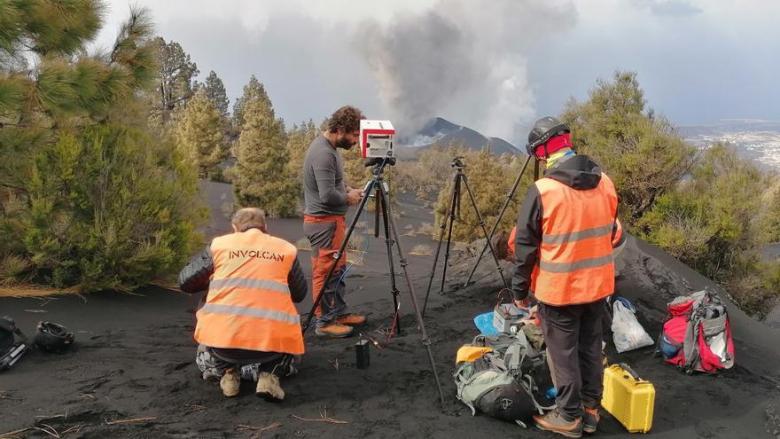 La Guardia Civil rescata un animal de granja en la zona de exclusión del volcán de La Palma