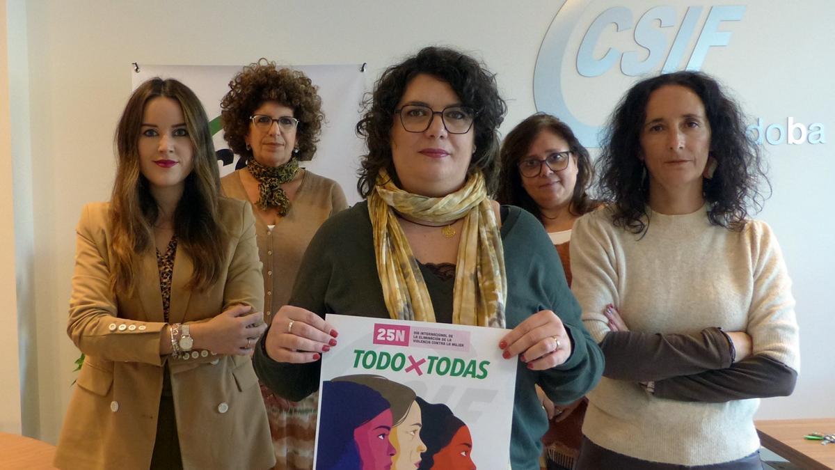 Eva Vázquez, responsable de Igualdad de CSIF Córdoba, en el centro.