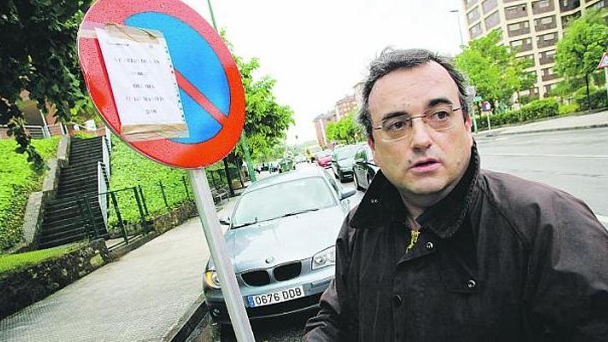 Rafael Falcones, ayer, en la calle Fuero de Avilés.