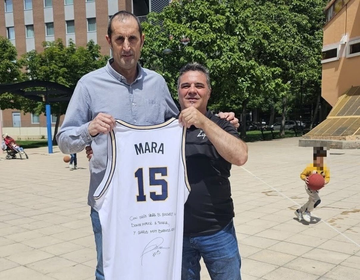 Javi Mara, padre de Aday, y Emilio Les, su primer entrenador en el Basket Lupus, con la camiseta firmada y dedicada por el jugador.