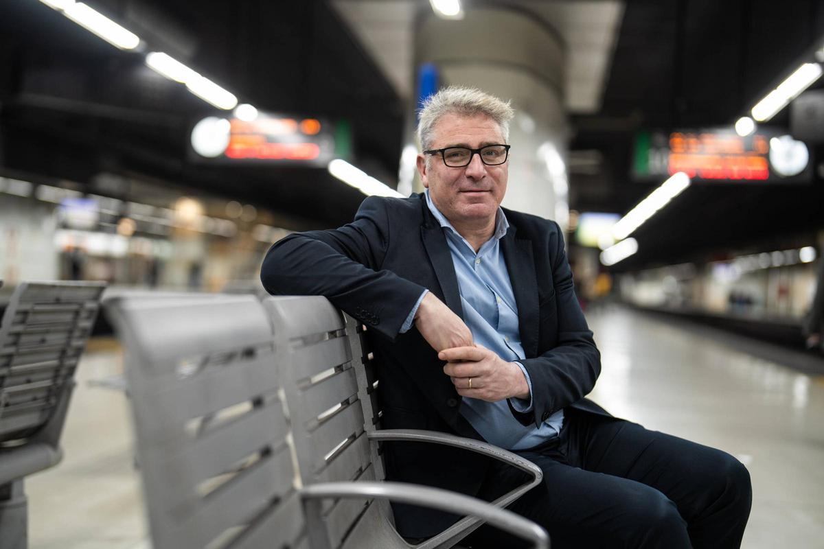Carmona, en un momento de tranquilidad en la estación de Sants, poco después de las nueve de la mañana del jueves