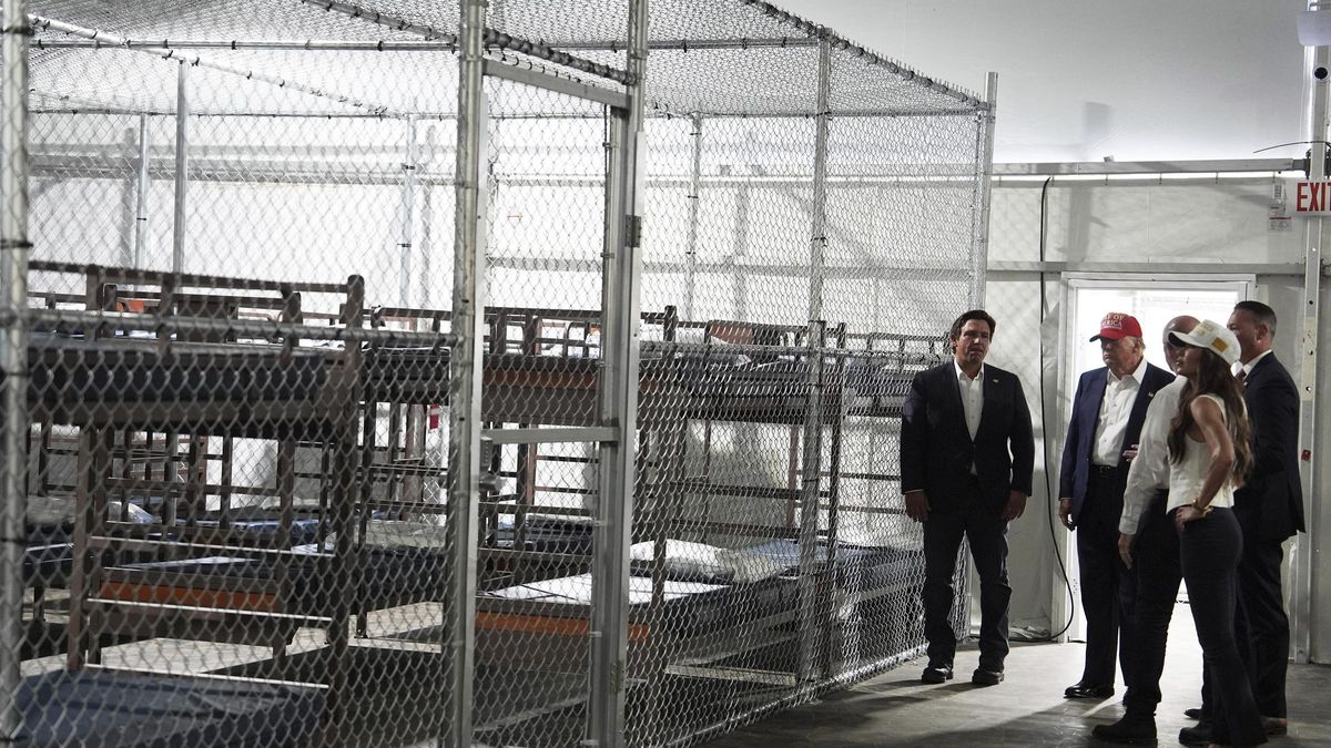 Trump observa una zona con literas en el centro de detención de inmigrantes bautizado con el nombre de 'Alcatraz Caimán', este martes.