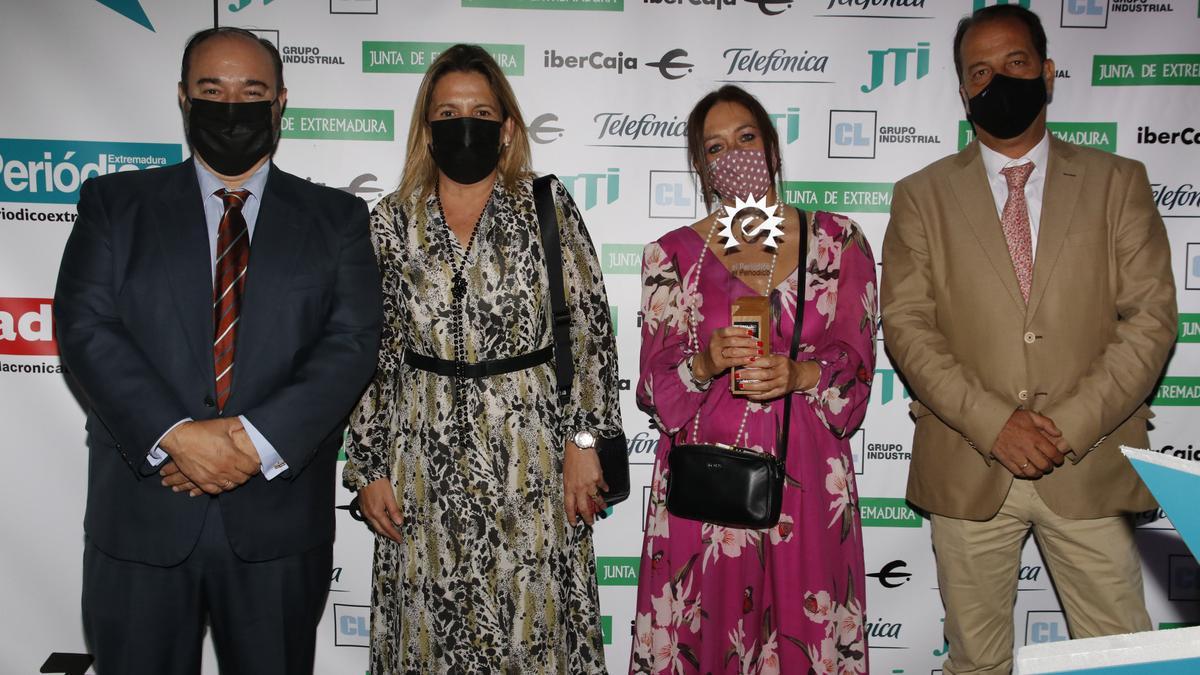 Francisco Novoa, Celia Derecho, Mercedes Derecho y Francisco José León, en la entrega de premios.