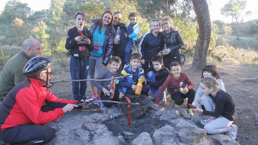 Un grupo de amigos, celebrando el magosto, ayer, día festivo local, en Montealegre. // Iñaki Osorio