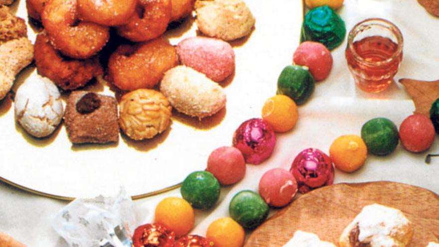 Variedad de dulces típicos que se comparten estos días en las sobremesas de la isla.