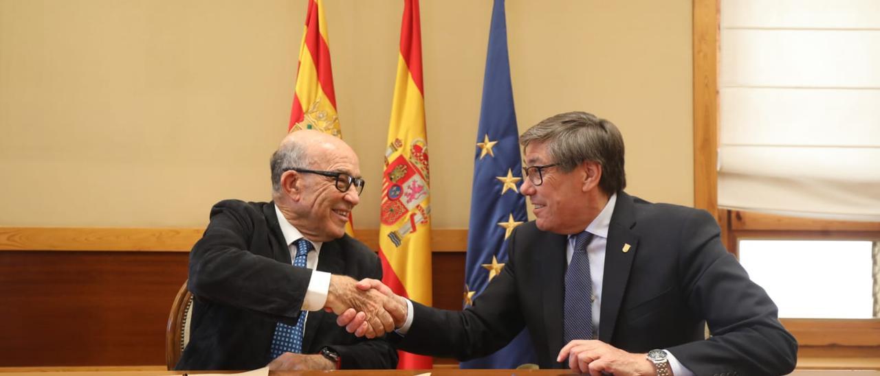 El vicepresidente aragonés y presidente de Motorland, Arturo Aliaga, y el consejero delegado de Dorna, Carmelo Ezpeleta, firman en el despacho de Vicepresidencia la prórroga del contrato para la celebración de los Grandes Premios de Moto GP durante el periodo 2022-2026.