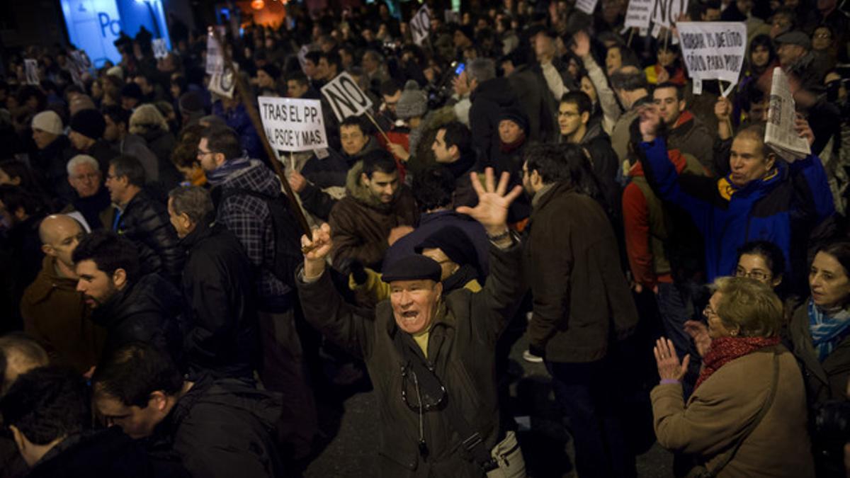 Medio millar de personas se concentraron este viernes por la noche ante la sede del PP en Madrid para mostrar su indignación.