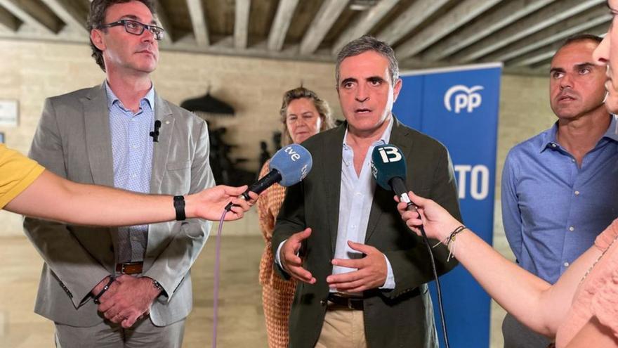 Toni Costa y Marí Bosó atienden a los medios. | PP