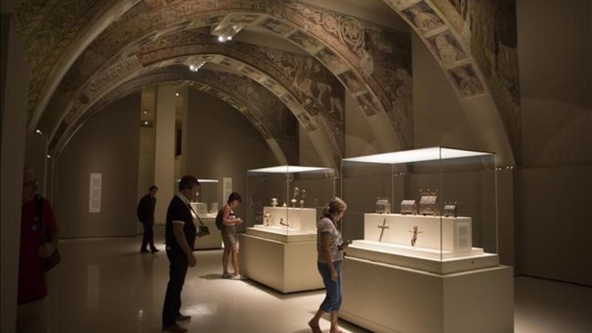 Visitantes del MNAC, en la sala donde se exhiben las pinturas de la sala capitular del monasterio de Sijena.