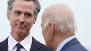 El gobernador de California, Gavin Newsom, conversa con el presidente Joe Biden durante la cumbre de la APEC, el pasado 14 de noviembre.