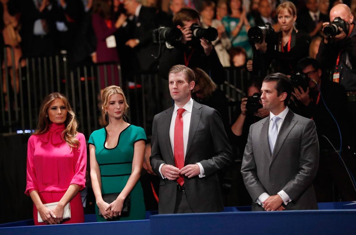 Melania Trump con camisa de Gucci junto a la familia Trump