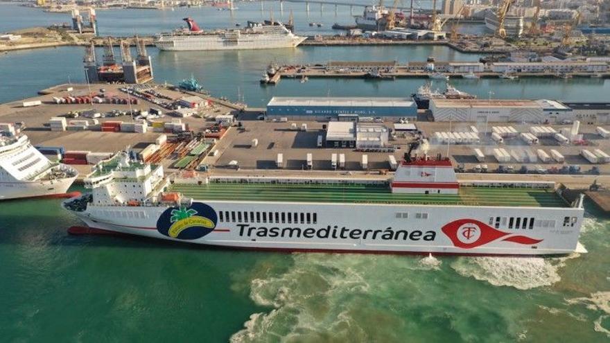 The Spanish ship with the most cargo capacity connects the Canary Islands and Cádiz