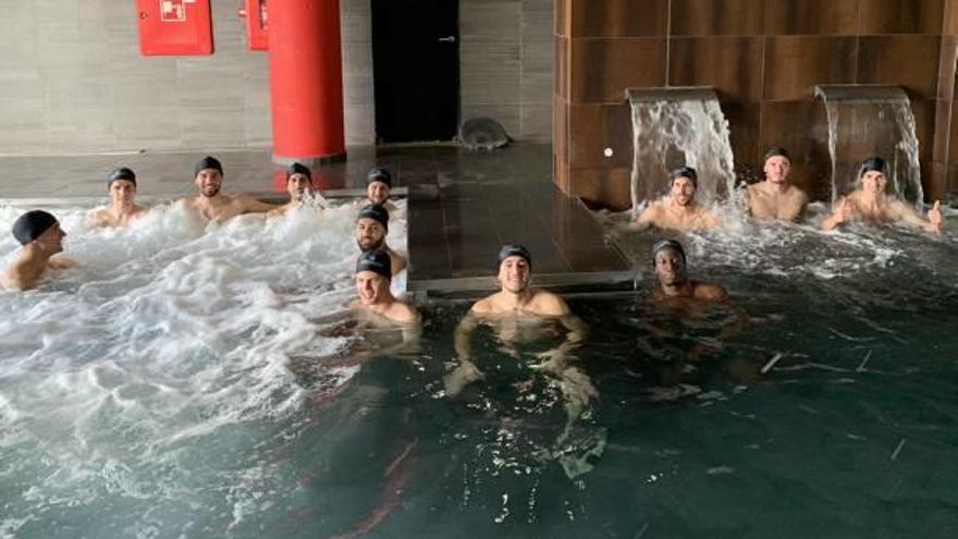 Los futbolistas del Elche, ayer, en el spa de la piscina.