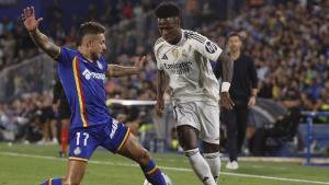 El delantero brasileño del Real Madrid, Vinicius Junior (d), intenta superar al defensa del Getafe, Kiko Femenía.