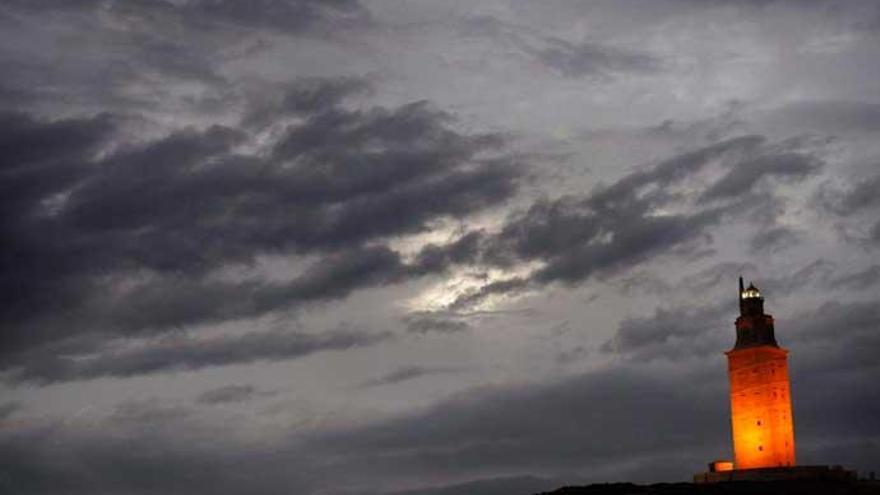 Vista de la Torre de Hércules en una jornada de inestabilidad atmosférica.