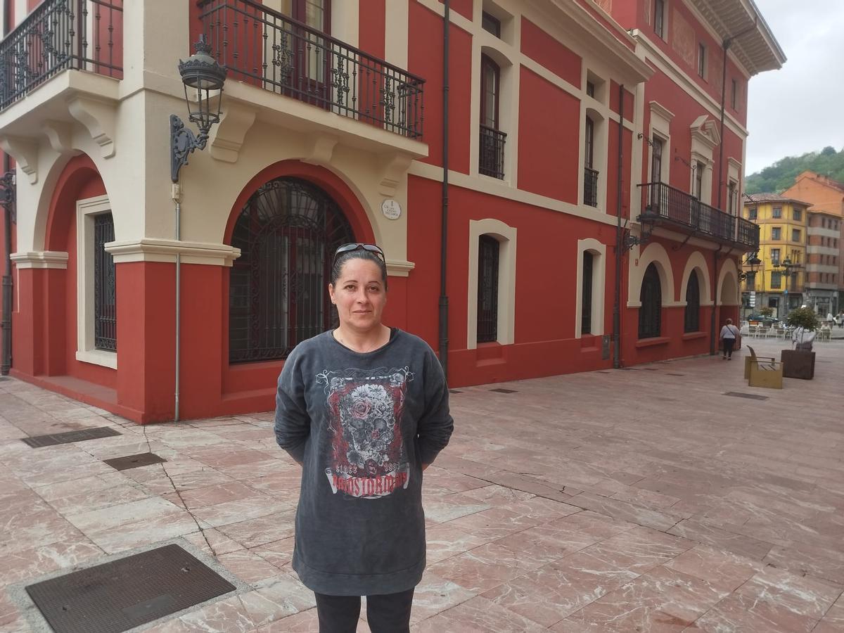 Araceli Jánez, frente al Ayuntamiento de Langreo.