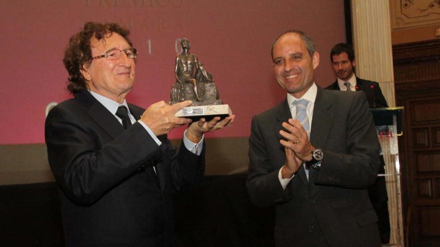 León Grau, recibiendo el premio a la trayectoria empresarial en 2010